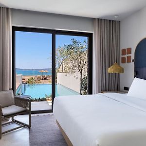 WOW Beachfront Infinity 1 Bedroom Suite 1 King Sea view